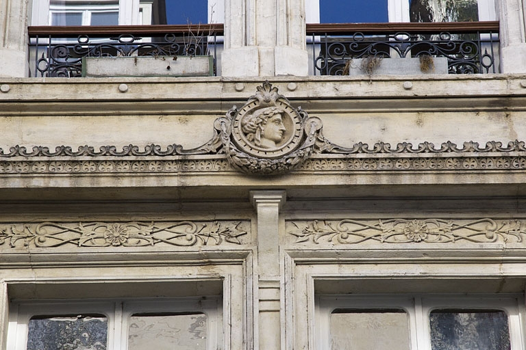 Façade antérieure, premier étage : partie gauche, détail du médaillon décorant la frise. © Région Bourgogne-Franche-Comté, Inventaire du Patrimoine