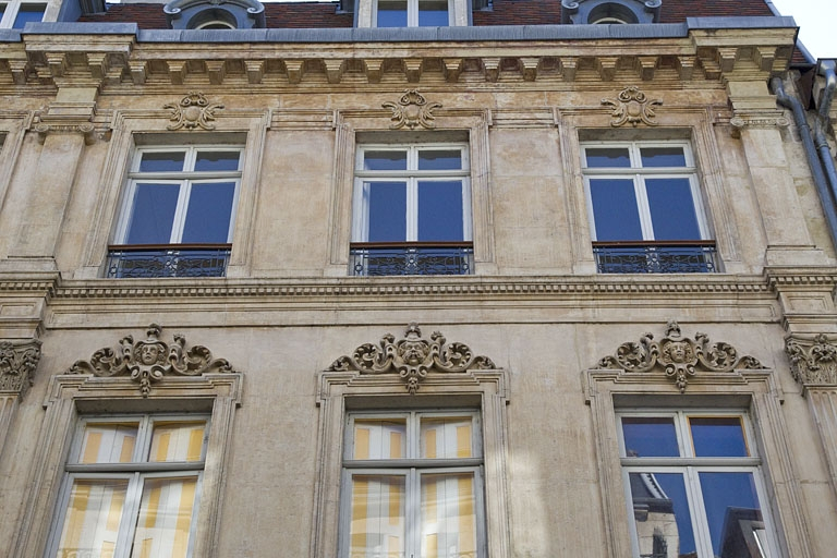 Façade antérieure : détail de trois fenêtres des deuxième et troisième étages. © Région Bourgogne-Franche-Comté, Inventaire du Patrimoine