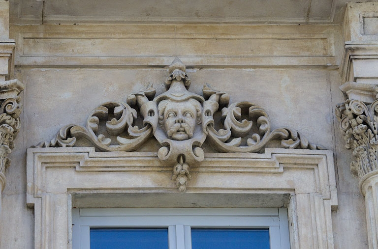 Façade antérieure, vue rapprochée d'un mascaron sur une fenêtre du deuxième étage : personnage masculin. © Région Bourgogne-Franche-Comté, Inventaire du Patrimoine