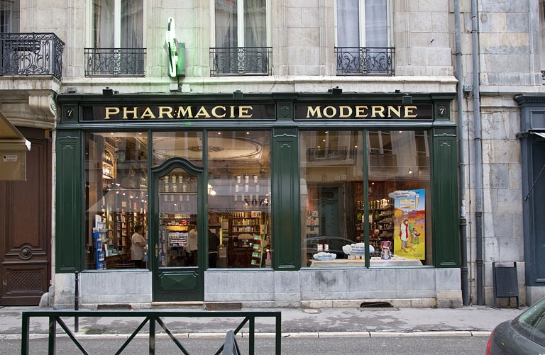 Logis principal : détail de la devanture de la pharmacie, de face. © Région Bourgogne-Franche-Comté, Inventaire du Patrimoine