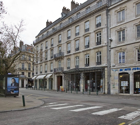 Logis principal, façade sur la rue Proudhon, de trois quarts droit. © Région Bourgogne-Franche-Comté, Inventaire du Patrimoine