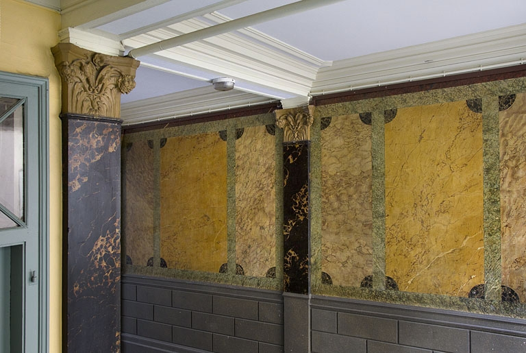 Logis principal, passage cocher côté rue Proudhon : détail du décor en faux marbre. © Région Bourgogne-Franche-Comté, Inventaire du Patrimoine