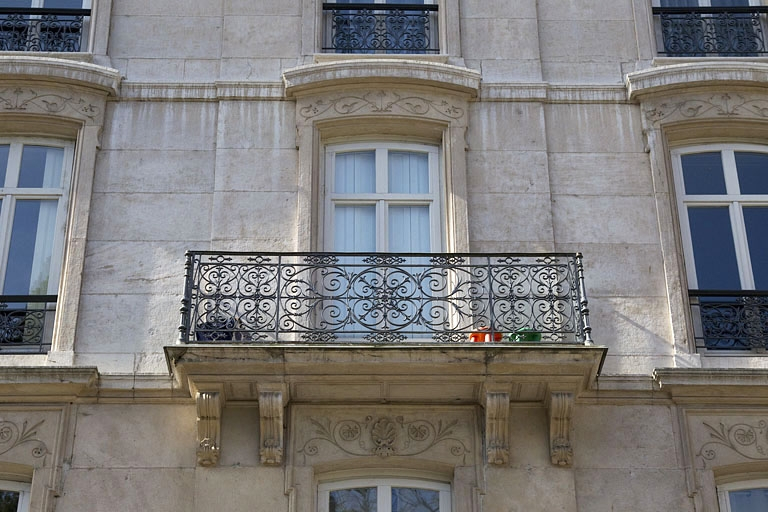 Logis principal, façade antérieure : détail d'un balcon du deuxième étage. © Région Bourgogne-Franche-Comté, Inventaire du Patrimoine