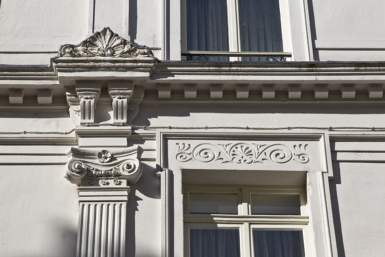 Façade antérieure : détail d'un chapiteau ionique et de son couronnement. © Région Bourgogne-Franche-Comté, Inventaire du Patrimoine