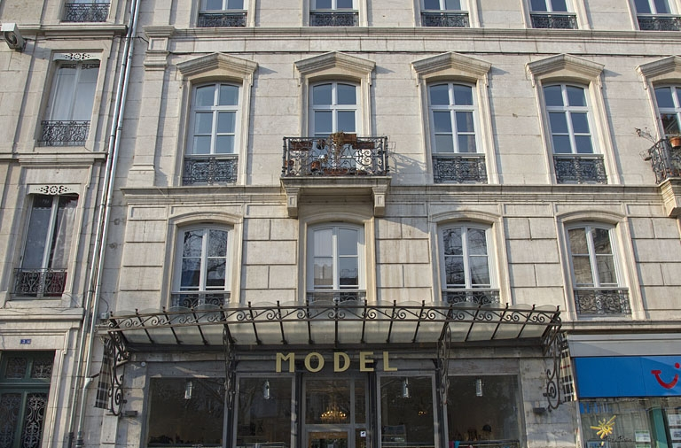 Façade antérieure, rue Léonel de Moustier : détail de la partie gauche jusqu'au deuxième étage, de face. © Région Bourgogne-Franche-Comté, Inventaire du Patrimoine