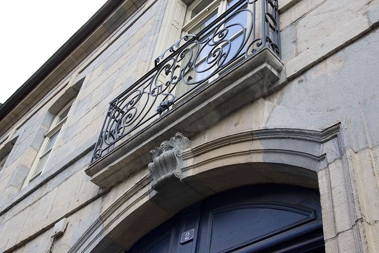 Façade antérieure : détail du balcon en ferronnerie, de trois quarts droit. © Région Bourgogne-Franche-Comté, Inventaire du Patrimoine