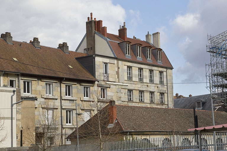Vue éloignée de l'arrière de l'édifice. © Région Bourgogne-Franche-Comté, Inventaire du Patrimoine