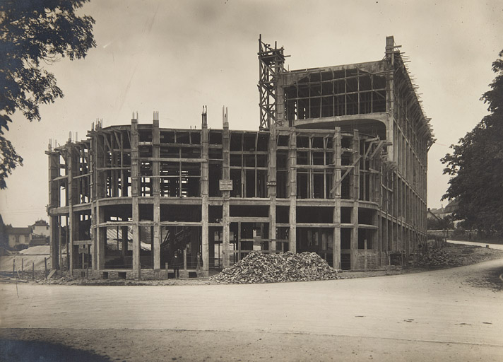 [L'école en construction : le corps d'entrée, septembre 1927]. © Région Bourgogne-Franche-Comté, Inventaire du patrimoine