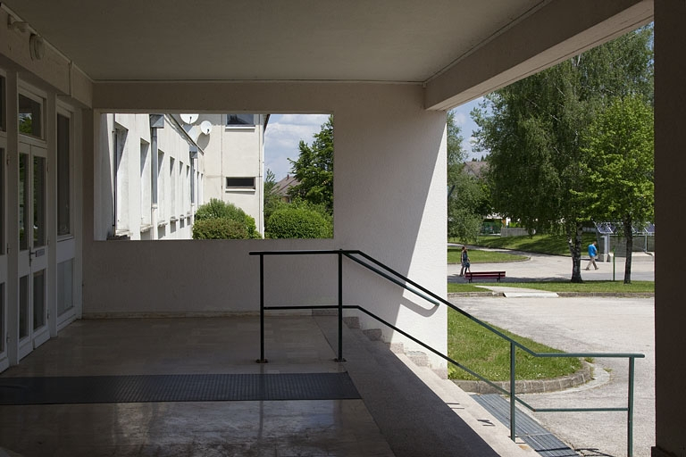 Bâtiment de l'administration : entrée couverte. © Région Bourgogne-Franche-Comté, Inventaire du patrimoine