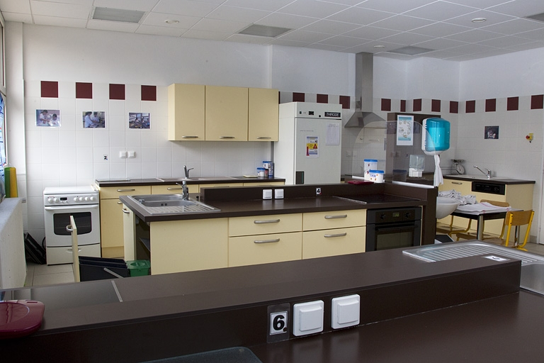 Bâtiment de l'hôtellerie (1er étage) : cuisine pédagogique de la formation sanitaire et sociale. La salle est équipée de différents modèles de cuisinière. © Région Bourgogne-Franche-Comté, Inventaire du patrimoine