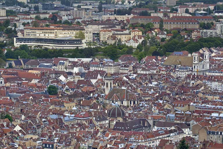 Vue d'ensemble de l'école dans la ville, depuis la colline de Bregille à l'est. Visible en haut à gauche, l'établissement est partiellement marqué par le bâtiment moderne de la chambre de commerce et d'industrie. © Région Bourgogne-Franche-Comté, Inventaire du patrimoine Vue d'ensemble de l'école dans la ville, depuis la colline de Bregille à l'est. Visible en haut à gauche, l'établissement est partiellement marqué par le bâtiment moderne de la chambre de commerce et d'industrie. © Région Bourgogne-Franche-Comté, Inventaire du patrimoine