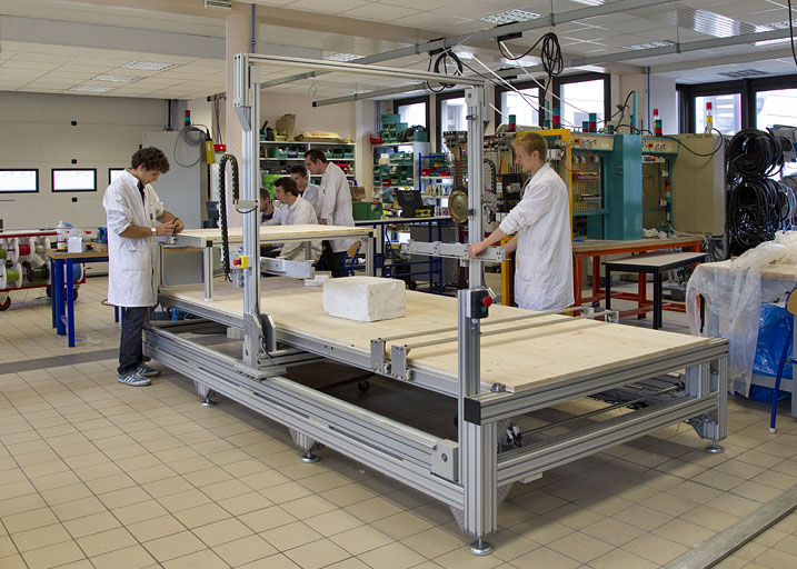 Réalisation d'une découpeuse automatique par la section BTS CRSA (Conception et Réalisation de Systèmes automatiques), ex-MAI. © Région Bourgogne-Franche-Comté, Inventaire du patrimoine Réalisation d'une découpeuse automatique par la section BTS CRSA (Conception et Réalisation de Systèmes automatiques), ex-MAI. © Région Bourgogne-Franche-Comté, Inventaire du patrimoine