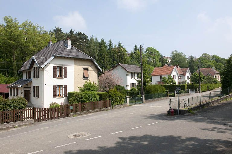 Vue d'ensemble de la rue la Combe Guenot. © Région Bourgogne-Franche-Comté, Inventaire du patrimoine Vue d'ensemble de la rue la Combe Guenot. © Région Bourgogne-Franche-Comté, Inventaire du patrimoine