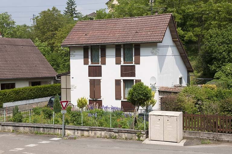 Maison individuelle. Vue de trois quarts droite. © Région Bourgogne-Franche-Comté, Inventaire du patrimoine Maison individuelle. Vue de trois quarts droite. © Région Bourgogne-Franche-Comté, Inventaire du patrimoine