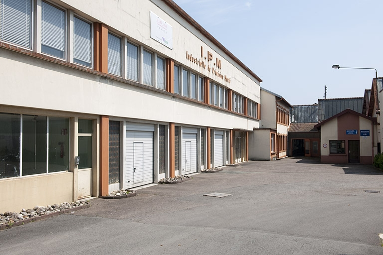Bâtiments de bureaux vu de trois quarts. © Région Bourgogne-Franche-Comté, Inventaire du patrimoine