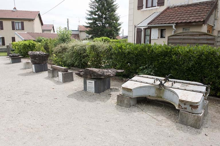 Pièces diverses exposées à proximité du site. © Région Bourgogne-Franche-Comté, Inventaire du patrimoine