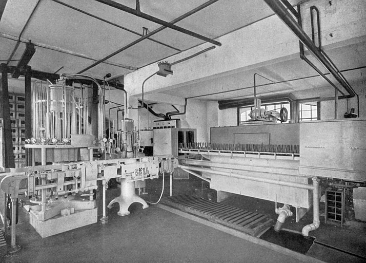 Fabrication des limonades (lavage, dosage et soutirage des bouteilles). © Région Bourgogne-Franche-Comté, Inventaire du patrimoine