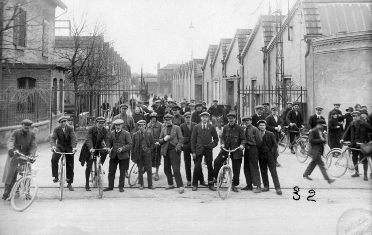 Groupe d'ouvriers devant l'entrée de l'usine. © Région Bourgogne-Franche-Comté, Inventaire du patrimoine Groupe d'ouvriers devant l'entrée de l'usine. © Région Bourgogne-Franche-Comté, Inventaire du patrimoine