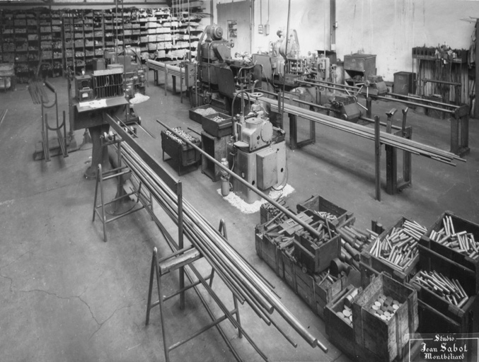 Vue intérieure de l'atelier. Machines à cisailler. © Région Bourgogne-Franche-Comté, Inventaire du patrimoine
