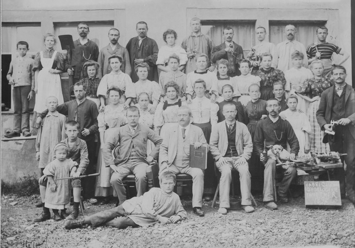 Ouvriers de la manufacture d'horlogerie réunis autour de Fritz Wittmer. © Région Bourgogne-Franche-Comté, Inventaire du patrimoine