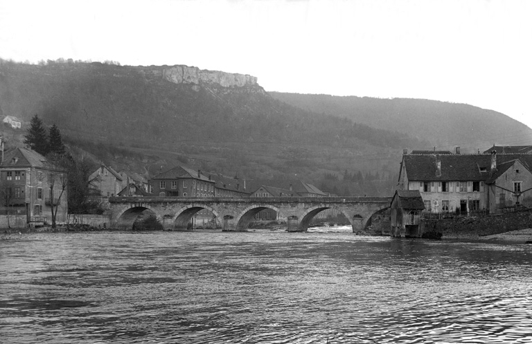 Vue d'ensemble depuis l'aval du pont, photogr., vers 1930. © Région Bourgogne-Franche-Comté, Inventaire du patrimoine
