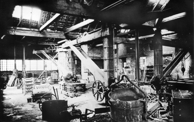 Vue intérieure de l'atelier de fonderie, photogr., vers 1960. © Région Bourgogne-Franche-Comté, Inventaire du patrimoine