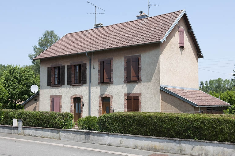 Maison jumelée à entrées contiguës. Vue de trois quarts. © Région Bourgogne-Franche-Comté, Inventaire du patrimoine