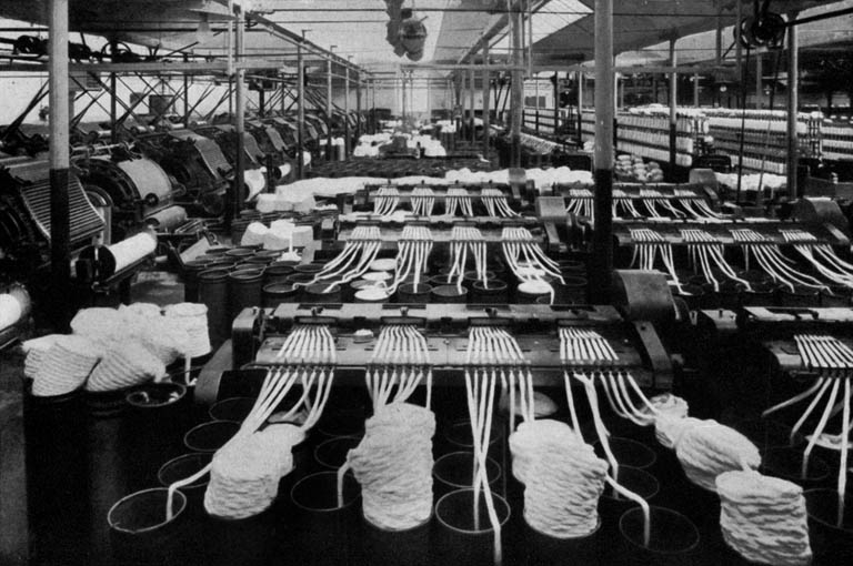 Salle de filature. Photogr., s.d. [vers 1950]. © Région Bourgogne-Franche-Comté, Inventaire du patrimoine