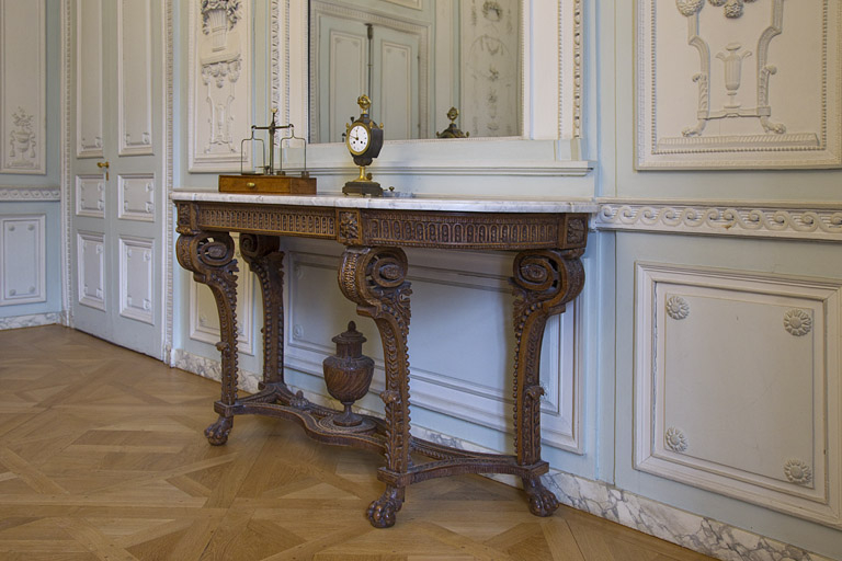 Intérieur, salon du rez-de-chaussée : vue d'ensemble de la console, de trois quarts droit. © Région Bourgogne-Franche-Comté, Inventaire du Patrimoine