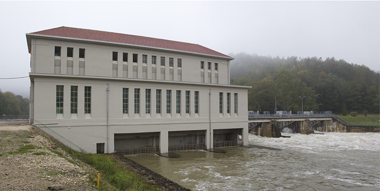 Façade aval depuis le nord. © 