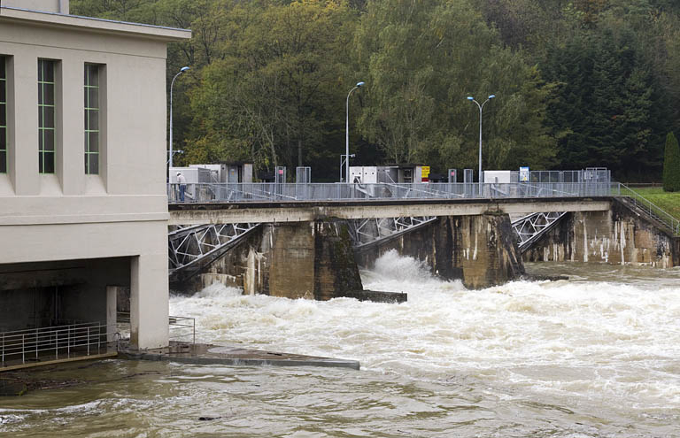 Vannes segments du barrage, depuis l'aval de la rive droite. © Région Bourgogne-Franche-Comté, Inventaire du patrimoine