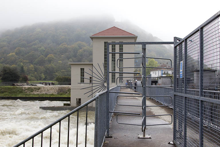 Vue de la centrale depuis l'extrémité ouest du barrage. © Région Bourgogne-Franche-Comté, Inventaire du patrimoine