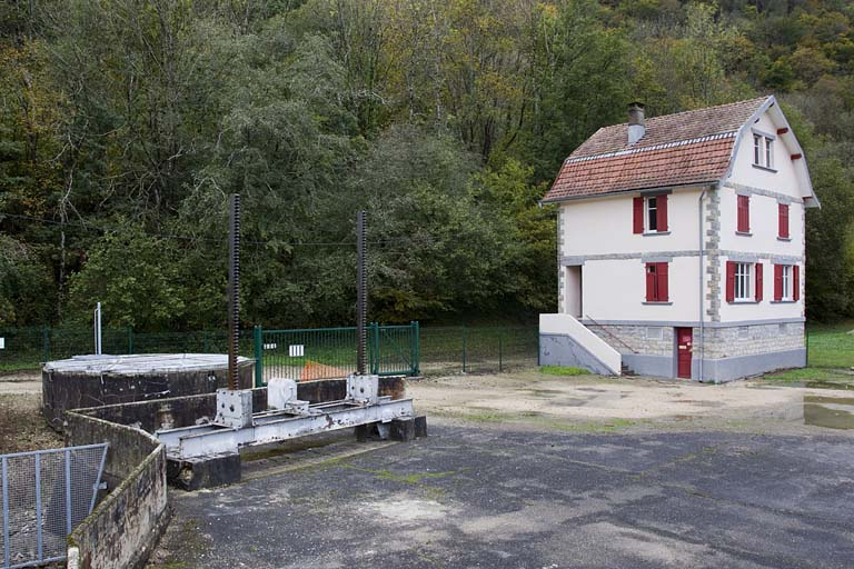 Prise d'eau (commande des vannes de protection) et logement du garde. © Région Bourgogne-Franche-Comté, Inventaire du patrimoine Prise d'eau (commande des vannes de protection) et logement du garde. © Région Bourgogne-Franche-Comté, Inventaire du patrimoine