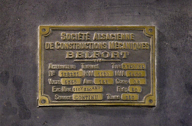 Centrale : plaque signalétique de l'alternateur. © Région Bourgogne-Franche-Comté, Inventaire du patrimoine Centrale : plaque signalétique de l'alternateur. © Région Bourgogne-Franche-Comté, Inventaire du patrimoine