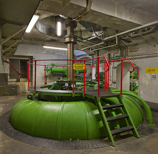 CenTrale : bâche de la turbine du groupe n° 4 et axe de transmission, à l'étage de soubassement. © Région Bourgogne-Franche-Comté, Inventaire du patrimoine CenTrale : bâche de la turbine du groupe n° 4 et axe de transmission, à l'étage de soubassement. © Région Bourgogne-Franche-Comté, Inventaire du patrimoine
