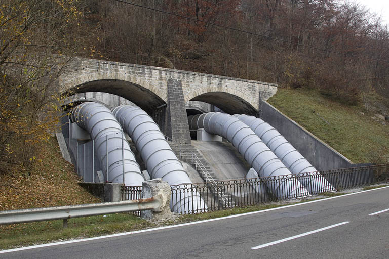 Conduites forcées, entre les ponts de l'ancienne voie ferrée et de la route départementale. © Région Bourgogne-Franche-Comté, Inventaire du patrimoine Conduites forcées, entre les ponts de l'ancienne voie ferrée et de la route départementale. © Région Bourgogne-Franche-Comté, Inventaire du patrimoine