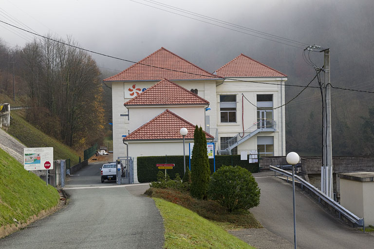 Atelier de réparation et centrale depuis l'ouest (aval rive droite). © Région Bourgogne-Franche-Comté, Inventaire du patrimoine Atelier de réparation et centrale depuis l'ouest (aval rive droite). © Région Bourgogne-Franche-Comté, Inventaire du patrimoine