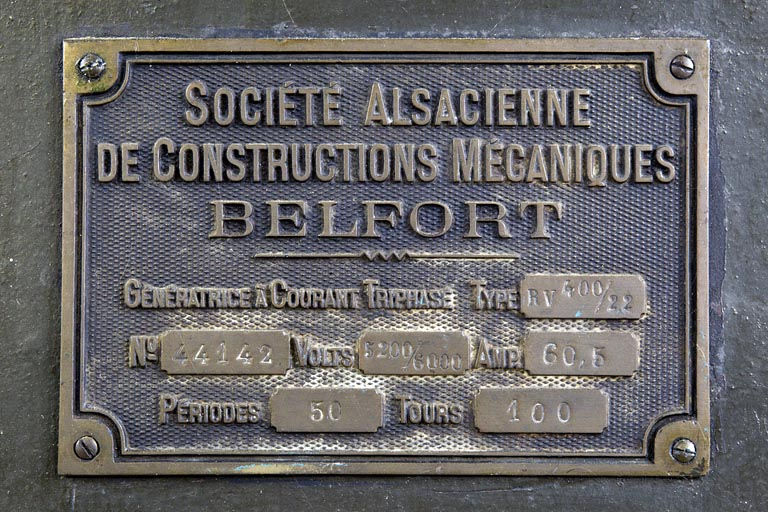 Plaque de constructeur d'un alternateur SACM. © Région Bourgogne-Franche-Comté, Inventaire du patrimoine Plaque de constructeur d'un alternateur SACM. © Région Bourgogne-Franche-Comté, Inventaire du patrimoine