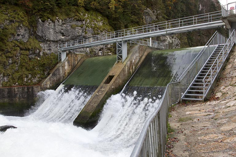 Barrage vu de trois quarts, depuis l'aval. © Région Bourgogne-Franche-Comté, Inventaire du patrimoine Barrage vu de trois quarts, depuis l'aval. © Région Bourgogne-Franche-Comté, Inventaire du patrimoine