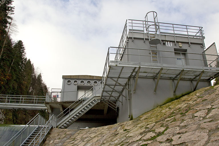Barrage : centrale du groupe de restitution, vue en contre-plongée. © Région Bourgogne-Franche-Comté, Inventaire du patrimoine Barrage : centrale du groupe de restitution, vue en contre-plongée. © Région Bourgogne-Franche-Comté, Inventaire du patrimoine