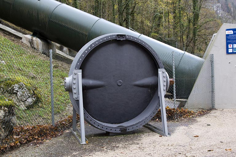 Vanne papillon présentée près de la conduite forcée. © Région Bourgogne-Franche-Comté, Inventaire du patrimoine Vanne papillon présentée près de la conduite forcée. © Région Bourgogne-Franche-Comté, Inventaire du patrimoine