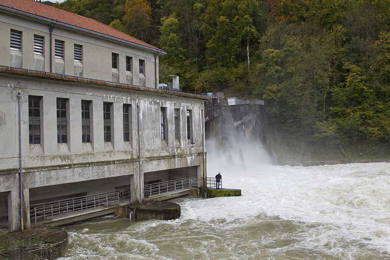 Elévation aval de la centrale, en période de crue. © Région Bourgogne-Franche-Comté, Inventaire du patrimoine Elévation aval de la centrale, en période de crue. © Région Bourgogne-Franche-Comté, Inventaire du patrimoine
