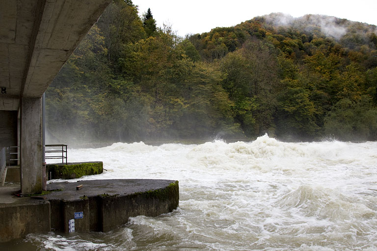 Remous à l'aval du barrage, en période de crue. © Région Bourgogne-Franche-Comté, Inventaire du patrimoine Remous à l'aval du barrage, en période de crue. © Région Bourgogne-Franche-Comté, Inventaire du patrimoine