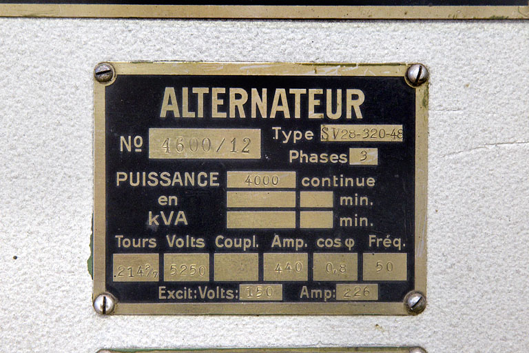 Groupe n° 1 : plaque signalétique de l'alternateur. © Région Bourgogne-Franche-Comté, Inventaire du patrimoine Groupe n° 1 : plaque signalétique de l'alternateur. © Région Bourgogne-Franche-Comté, Inventaire du patrimoine
