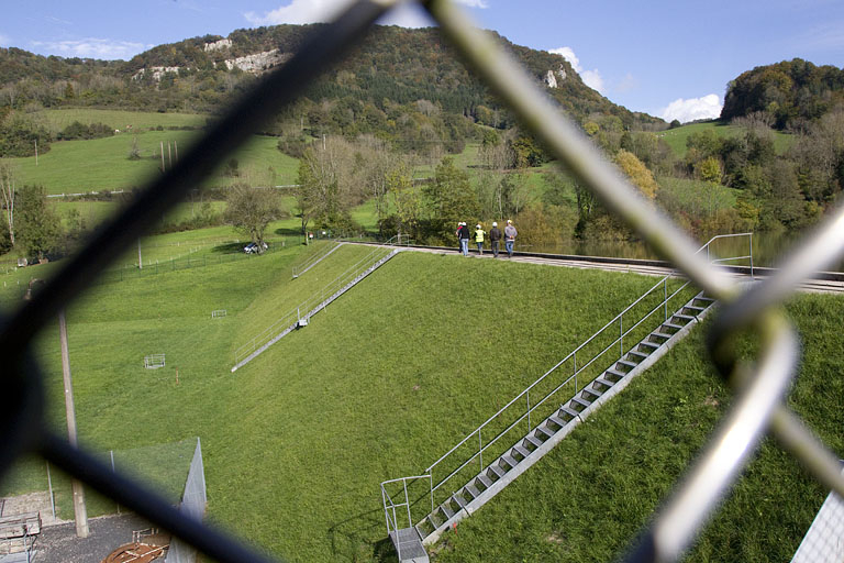 La digue depuis le barrage. © Région Bourgogne-Franche-Comté, Inventaire du patrimoine La digue depuis le barrage. © Région Bourgogne-Franche-Comté, Inventaire du patrimoine