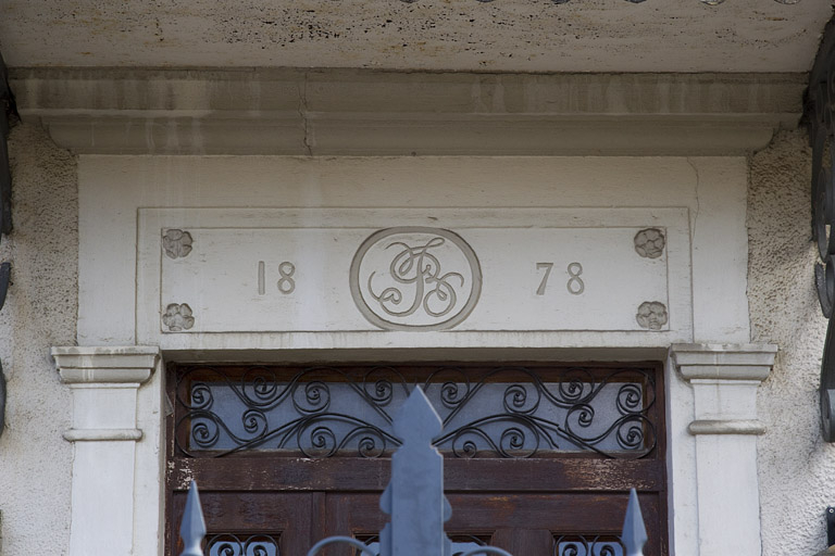 Logement patronal : linteau de la porte d'entrée. © Région Bourgogne-Franche-Comté, Inventaire du patrimoine