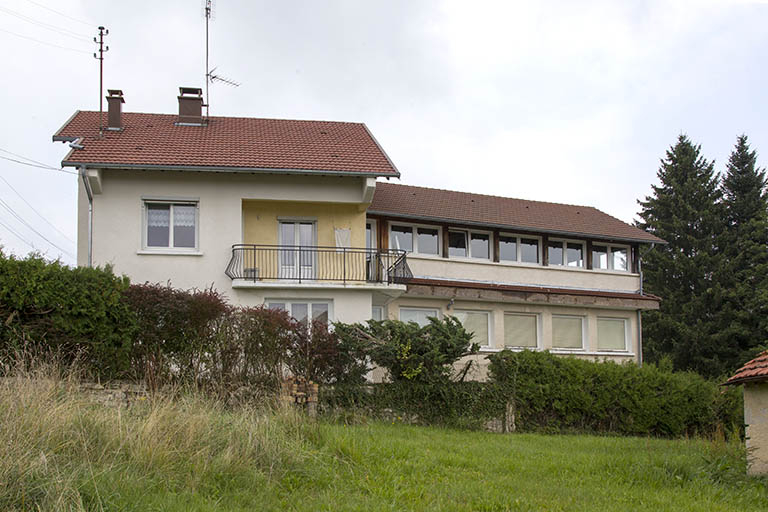 Maison et atelier de Jean Morel (au n° 2) : vue d'ensemble depuis le sud-ouest. © Région Bourgogne-Franche-Comté, Inventaire du patrimoine