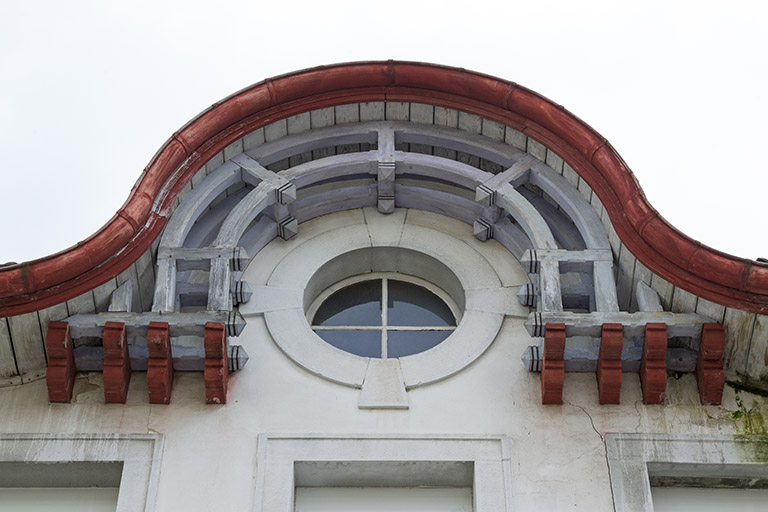 Façade antérieure : oculus vu en contre-plongée. © Région Bourgogne-Franche-Comté, Inventaire du patrimoine Façade antérieure : oculus vu en contre-plongée. © Région Bourgogne-Franche-Comté, Inventaire du patrimoine
