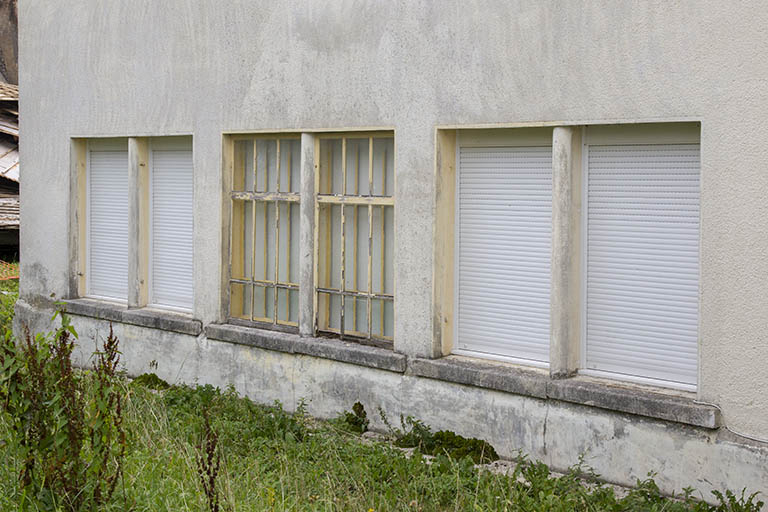 Usine : fenêtres horlogères de la façade postérieure. © Région Bourgogne-Franche-Comté, Inventaire du patrimoine Usine : fenêtres horlogères de la façade postérieure. © Région Bourgogne-Franche-Comté, Inventaire du patrimoine