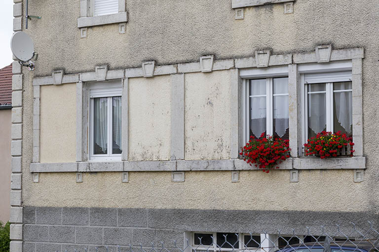 Maison : fenêtres multiples de la façade latérale gauche. © Région Bourgogne-Franche-Comté, Inventaire du patrimoine Maison : fenêtres multiples de la façade latérale gauche. © Région Bourgogne-Franche-Comté, Inventaire du patrimoine